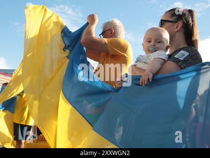 Non esclusiva: KIEV, UCRAINA - 23 AGOSTO 2024 - persone in scena la 10a corsa con la bandiera dell'Ucraina in celebrazione del giorno della bandiera di Stato, Kiev, capitale o Foto Stock