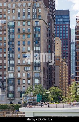 River House, una lussuosa cooperativa residenziale al 435 East 52nd Street, affacciata sull'East River nella sezione Midtown East di Manhattan. Foto Stock