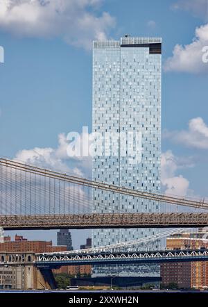 One Manhattan Square è un condominio residenziale di 80 piani soprannominato "grattugia del formaggio" per la serie di proiezioni sulla sua facciata in vetro. Foto Stock