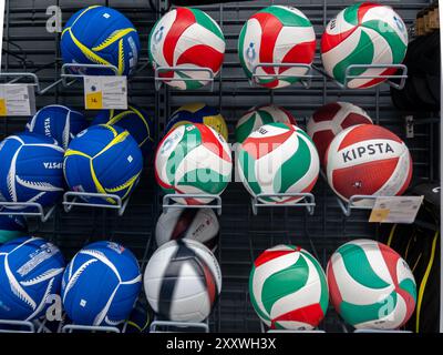 Italia - 30 luglio 2024: Palloni da pallavolo con i colori della bandiera italiana esposti sugli scaffali in vendita nel negozio italiano Decathlon Foto Stock