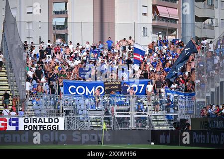 Cagliari, Italia. 26 agosto 2024. Tifosi del Como durante la partita di serie A tra Cagliari calcio e Como all'Unipol Domus di Cagliari, Sardegna - lunedì 26 agosto 2024. Sport - calcio (foto di Gianluca Zuddas/Lapresse) credito: LaPresse/Alamy Live News Foto Stock