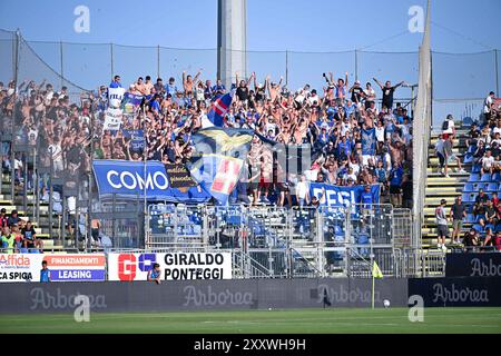 Cagliari, Italia. 26 agosto 2024. Tifosi del Como durante la partita di serie A tra Cagliari calcio e Como all'Unipol Domus di Cagliari, Sardegna - lunedì 26 agosto 2024. Sport - calcio (foto di Gianluca Zuddas/Lapresse) credito: LaPresse/Alamy Live News Foto Stock