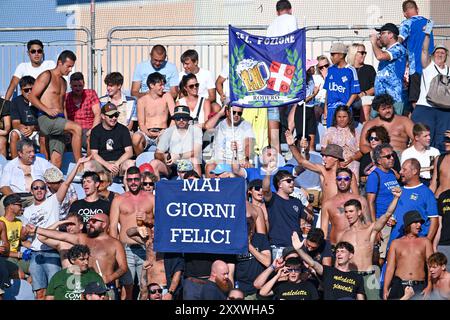 Cagliari, Italia. 26 agosto 2024. Tifosi del Como durante la partita di serie A tra Cagliari calcio e Como all'Unipol Domus di Cagliari, Sardegna - lunedì 26 agosto 2024. Sport - calcio (foto di Gianluca Zuddas/Lapresse) credito: LaPresse/Alamy Live News Foto Stock