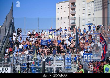 Cagliari, Italia. 26 agosto 2024. Tifosi del Como durante la partita di serie A tra Cagliari calcio e Como all'Unipol Domus di Cagliari, Sardegna - lunedì 26 agosto 2024. Sport - calcio (foto di Gianluca Zuddas/Lapresse) credito: LaPresse/Alamy Live News Foto Stock