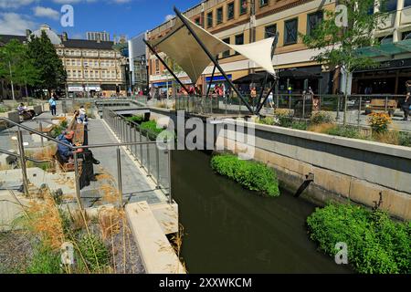 Sezione di recente apertura del Bute Dock Feeder Canal, Churchill Way, Cardiff, Galles. Foto Stock