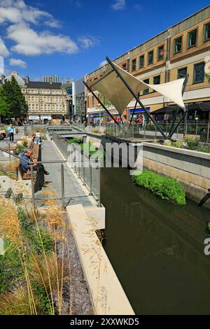 Sezione di recente apertura del Bute Dock Feeder Canal, Churchill Way, Cardiff, Galles. Foto Stock