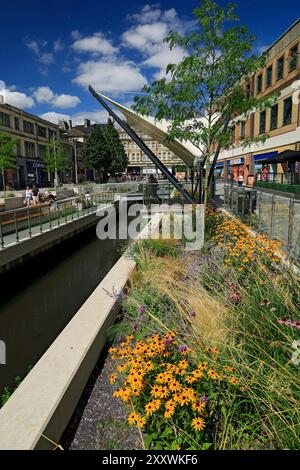 Sezione di recente apertura del Bute Dock Feeder Canal, Churchill Way, Cardiff, Galles. Foto Stock