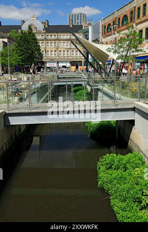 Sezione di recente apertura del Bute Dock Feeder Canal, Churchill Way, Cardiff, Galles. Foto Stock