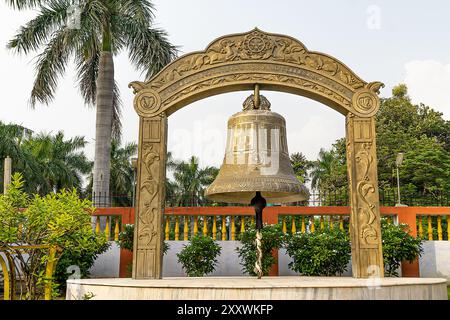 10 02 2005 Vintage Old Giant Bronze Bell presso il tempio buddista Mulagandha Kuti Vihara a Sarnath, vicino a Varanasi, Uttar Pradesh, India, Asia, Foto Stock