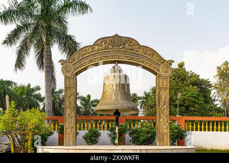 10 02 2005 Vintage Old Giant Bronze Bell presso il tempio buddista Mulagandha Kuti Vihara a Sarnath, vicino a Varanasi, Uttar Pradesh, India, Asia, Foto Stock