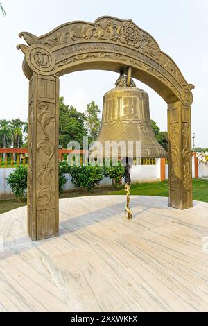 10 02 2005 Vintage Old Giant Bronze Bell presso il tempio buddista Mulagandha Kuti Vihara a Sarnath, vicino a Varanasi, Uttar Pradesh, India, Asia, Foto Stock