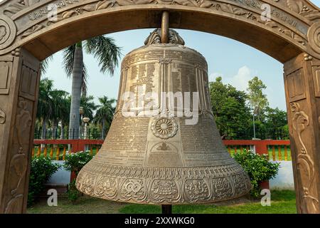 10 02 2005 Vintage Old Giant Bronze Bell presso il tempio buddista Mulagandha Kuti Vihara a Sarnath, vicino a Varanasi, Uttar Pradesh, India, Asia, Foto Stock