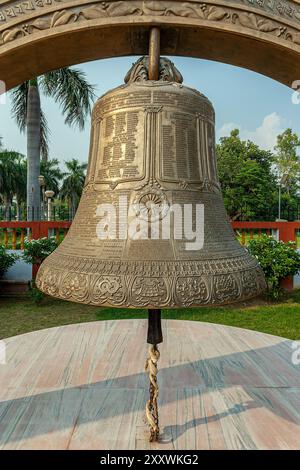 10 02 2005 Vintage Old Giant Bronze Bell presso il tempio buddista Mulagandha Kuti Vihara a Sarnath, vicino a Varanasi, Uttar Pradesh, India, Asia, Foto Stock