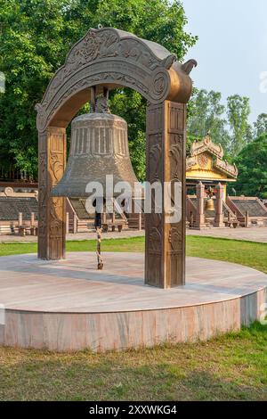 10 02 2005 Vintage Old Giant Bronze Bell presso il tempio buddista Mulagandha Kuti Vihara a Sarnath, vicino a Varanasi, Uttar Pradesh, India, Asia, Foto Stock