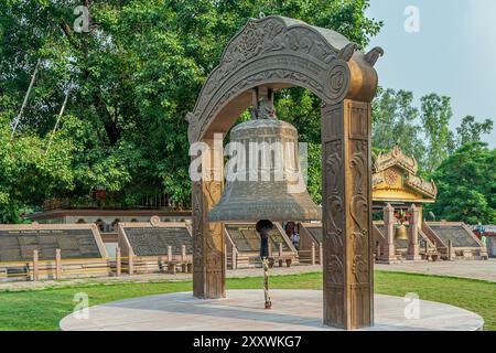 10 02 2005 Vintage Old Giant Bronze Bell presso il tempio buddista Mulagandha Kuti Vihara a Sarnath, vicino a Varanasi, Uttar Pradesh, India, Asia, Foto Stock