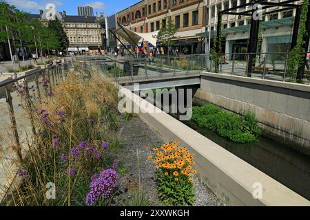 Sezione di recente apertura del Bute Dock Feeder Canal, Churchill Way, Cardiff, Galles. Foto Stock