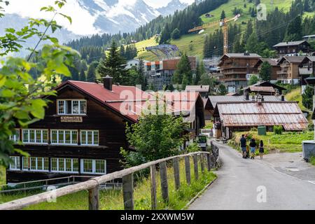 Murren, Svizzera - 23 luglio 2024: I turisti camminano attraverso il piccolo villaggio di Murren, Svizzera, nelle Alpi svizzere Foto Stock