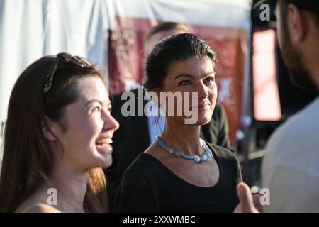 Jena, Germania. 26 agosto 2024. Sahra Wagenknecht (r), presidente federale della Sahra Wagenknecht Alliance (BSW), parla con i partecipanti a un evento della campagna elettorale del BSW. Le elezioni statali in Turingia del 2024 si terranno il 1° settembre. Crediti: Hannes P. Albert/dpa/Alamy Live News Foto Stock