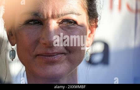 Jena, Germania. 26 agosto 2024. Sahra Wagenknecht, presidente federale della Sahra Wagenknecht Alliance (BSW), partecipa a una campagna elettorale del BSW. Le elezioni statali in Turingia del 2024 si terranno il 1° settembre. Crediti: Hannes P. Albert/dpa/Alamy Live News Foto Stock