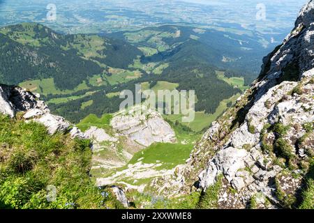 Guardando in basso da un sentiero escursionistico sul Monte Pilatus in Svizzera in un chiaro giorno d'estate. Il sentiero conduce a Tomlishorm Foto Stock