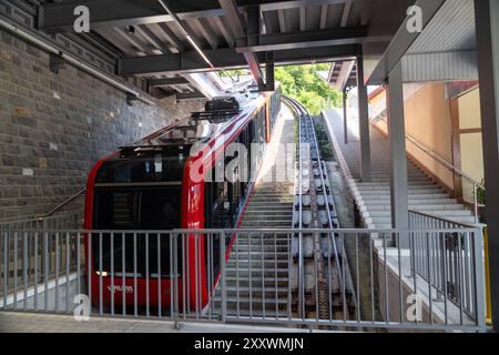 Alpnachstad, Svizzera - 19 luglio 2024: Zona d'imbarco per la stazione ferroviaria a cremagliera del monte Pilatus. Stazione ferroviaria a cremagliera Pilatus-Bahn Foto Stock