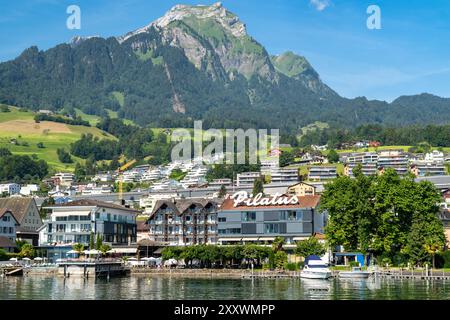 Hergiswil, Svizzera - 19 luglio 2024: Monte Pilatus sorge sopra la città di Hergiswil sul lago di Lucerna Foto Stock