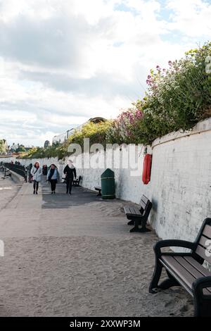 BURNTISLAND, FIFE, SCOZIA, Regno Unito - 11 GIUGNO 2024: I visitatori possono godersi una piacevole passeggiata lungo un pittoresco sentiero sul lungomare fiancheggiato da fiori colorati. Foto Stock