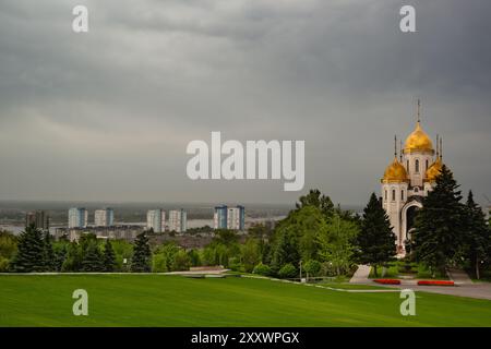 Vista dal tumulo della città e dalla chiesa ortodossa di tutti i Santi su Mamayev Kurgan . Mattinata nuvolosa Foto Stock