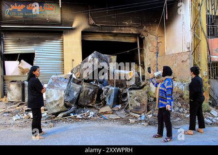 Khiam, Libano. 26 agosto 2024. Le donne libanesi ispezionano le distruzioni causate dagli scioperi israeliani nel villaggio di confine libanese meridionale di Khiam durante uno scontro tra Hezbollah filo-iraniano e le forze israeliane. Credito: STR/dpa/Alamy Live News Foto Stock