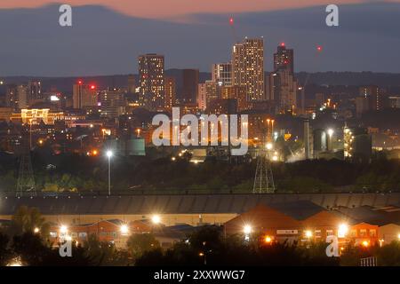 Una vista distante del centro di Leeds di notte Foto Stock