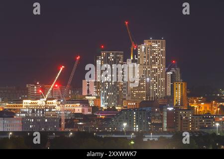 Una vista distante del centro di Leeds di notte Foto Stock