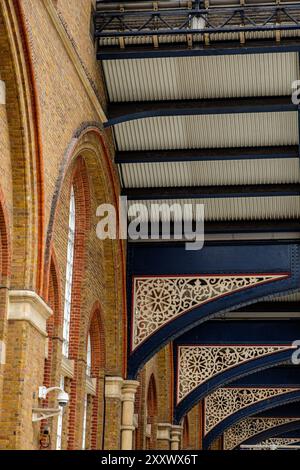 Dettagli architettonici, stazione di Liverpool Street, Liverpool Street, Londra, Inghilterra Foto Stock