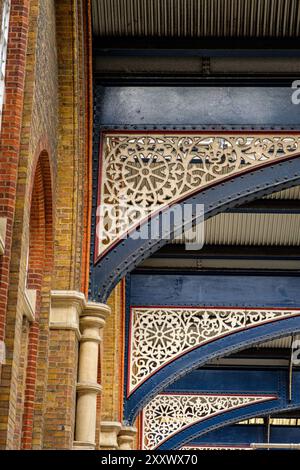 Dettagli architettonici, stazione di Liverpool Street, Liverpool Street, Londra, Inghilterra Foto Stock