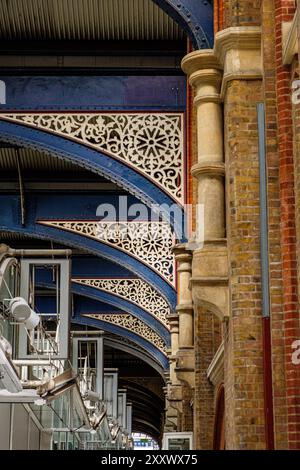 Dettagli architettonici, stazione di Liverpool Street, Liverpool Street, Londra, Inghilterra Foto Stock