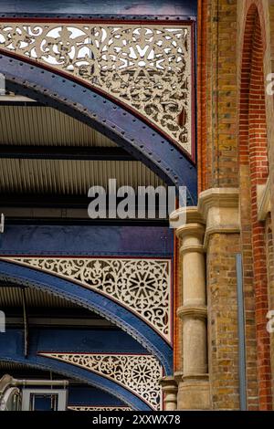 Dettagli architettonici, stazione di Liverpool Street, Liverpool Street, Londra, Inghilterra Foto Stock