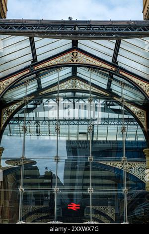 Dettagli architettonici, stazione di Liverpool Street, Liverpool Street, Londra, Inghilterra Foto Stock