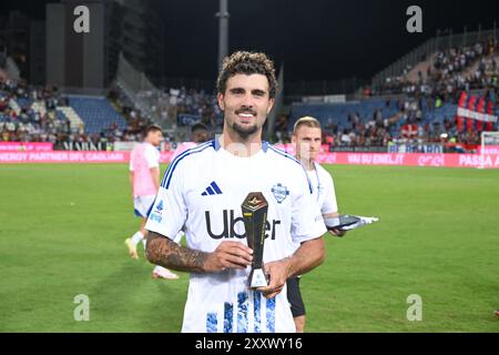 Cagliari, Italia. 26 agosto 2024. Lo streaker del Como Patrick Cutrone è il panini Player della partita al termine della partita di calcio di serie A tra Cagliari calcio e Como all'Unipol Domus di Cagliari, Sardegna - Credit: LaPresse/Alamy Live News Foto Stock