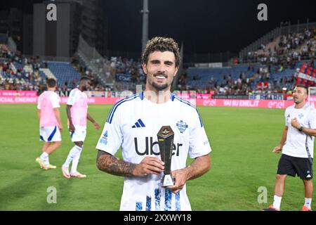 Cagliari, Italia. 26 agosto 2024. Lo streaker del Como Patrick Cutrone è il panini Player della partita al termine della partita di calcio di serie A tra Cagliari calcio e Como all'Unipol Domus di Cagliari, Sardegna - Credit: LaPresse/Alamy Live News Foto Stock