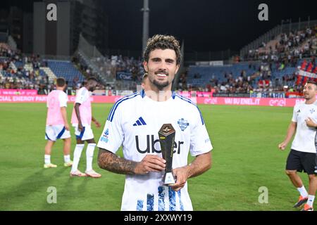 Cagliari, Italia. 26 agosto 2024. Lo streaker del Como Patrick Cutrone è il panini Player della partita al termine della partita di calcio di serie A tra Cagliari calcio e Como all'Unipol Domus di Cagliari, Sardegna - Credit: LaPresse/Alamy Live News Foto Stock