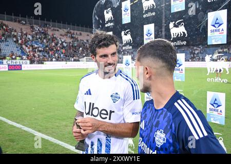 Cagliari, Italia. 26 agosto 2024. Lo streaker del Como Patrick Cutrone è il panini Player della partita al termine della partita di calcio di serie A tra Cagliari calcio e Como all'Unipol Domus di Cagliari, Sardegna - Credit: LaPresse/Alamy Live News Foto Stock