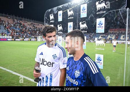 Cagliari, Italia. 26 agosto 2024. Lo streaker del Como Patrick Cutrone è il panini Player della partita al termine della partita di calcio di serie A tra Cagliari calcio e Como all'Unipol Domus di Cagliari, Sardegna - Credit: LaPresse/Alamy Live News Foto Stock