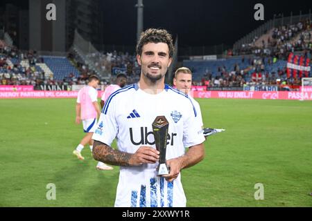 Cagliari, Italia. 26 agosto 2024. Lo streaker del Como Patrick Cutrone è il panini Player della partita al termine della partita di calcio di serie A tra Cagliari calcio e Como all'Unipol Domus di Cagliari, Sardegna - Credit: LaPresse/Alamy Live News Foto Stock