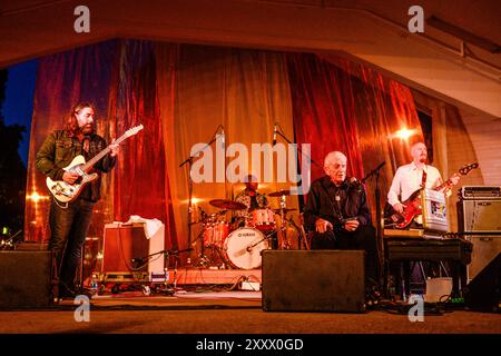 Vancouver, Washington, USA il 25 agosto 2024. Charlie Musselwhite si esibisce sul palco al Vancouver Wine & Jazz Festival a Vancouver, Washngton, USA il 25 agosto 2024. Foto ©Anthony Pidgeon credito: Anthony Pidgeon/Alamy Live News Foto Stock