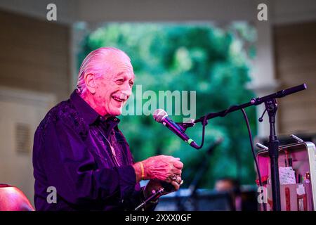 Vancouver, Washington, USA il 25 agosto 2024. Charlie Musselwhite si esibisce sul palco al Vancouver Wine & Jazz Festival a Vancouver, Washngton, USA il 25 agosto 2024. Foto ©Anthony Pidgeon credito: Anthony Pidgeon/Alamy Live News Foto Stock