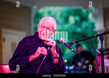 Vancouver, Washington, USA il 25 agosto 2024. Charlie Musselwhite si esibisce sul palco al Vancouver Wine & Jazz Festival a Vancouver, Washngton, USA il 25 agosto 2024. Foto ©Anthony Pidgeon credito: Anthony Pidgeon/Alamy Live News Foto Stock