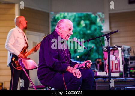 Vancouver, Washington, USA il 25 agosto 2024. Charlie Musselwhite si esibisce sul palco al Vancouver Wine & Jazz Festival a Vancouver, Washngton, USA il 25 agosto 2024. Foto ©Anthony Pidgeon credito: Anthony Pidgeon/Alamy Live News Foto Stock