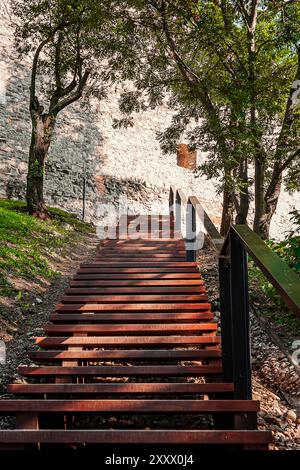 Una scalinata lungo il percorso per raggiungere il Castello di Bratislava Foto Stock