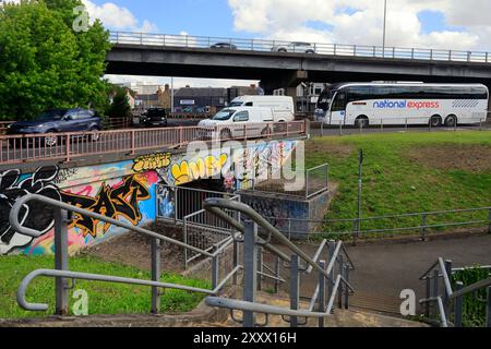 Colorati graffiti e traffico alla rotatoria e cavalcavia dello svincolo di Gabalfa, Cardiff, Galles del Sud. Presa agosto 2024. Estate Foto Stock