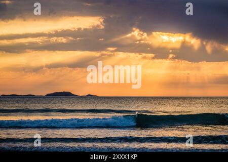 Tramonto sul mare a Whitesands Bay nel Pembrokeshire, Galles occidentale, Regno Unito Foto Stock