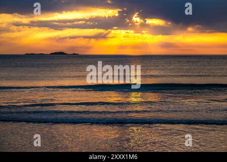 Tramonto sul mare a Whitesands Bay nel Pembrokeshire, Galles occidentale, Regno Unito Foto Stock